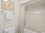 Master en suite with tub/shower combo